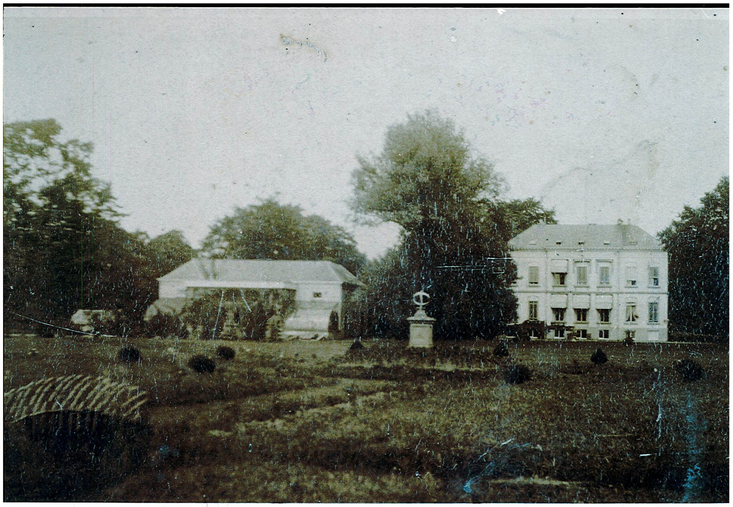 171219 Jan Holwerda Foto 1920-1930 Wolfslaar rond zonnewijzer - Gerbacht[427102]-min